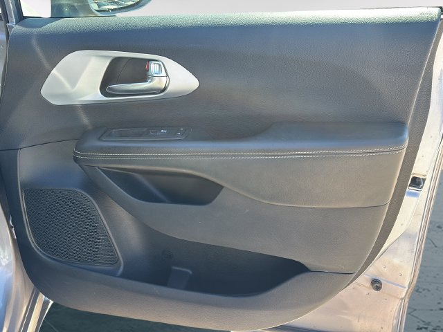 Used 2019 Chrysler Pacifica Touring-L w/ S Appearance Package FWD image 10