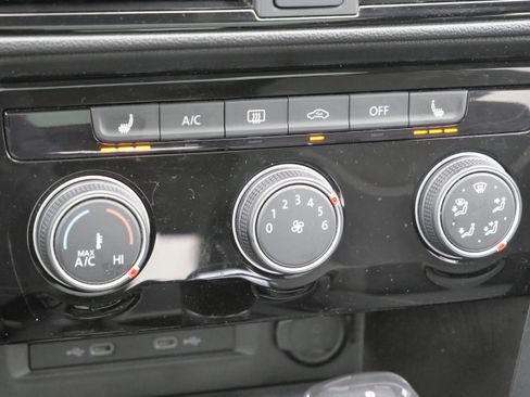 Certified 2023 Volkswagen Taos SE w/ Panoramic Sunroof Package image 24