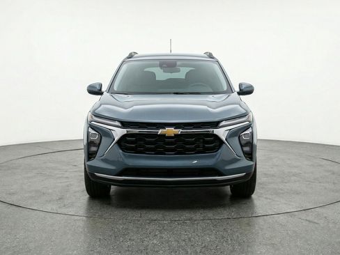 Used 2025 Chevrolet Trax LT FWD image 2