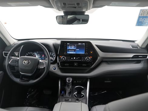 Used 2021 Toyota Highlander XLE image 14
