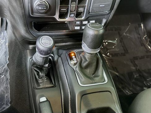 Used 2023 Jeep Gladiator Sport AWD/4WD image 11