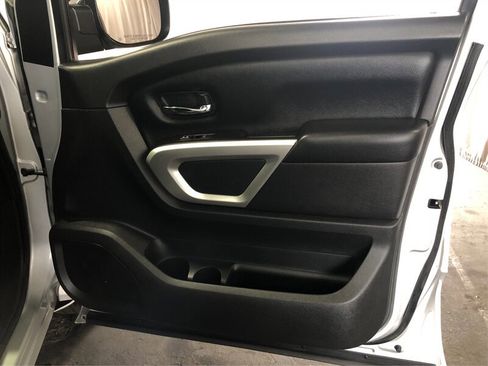 Used 2018 Nissan Titan SV image 14