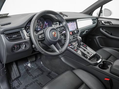 Certified 2026 Porsche Macan AWD/4WD image 4