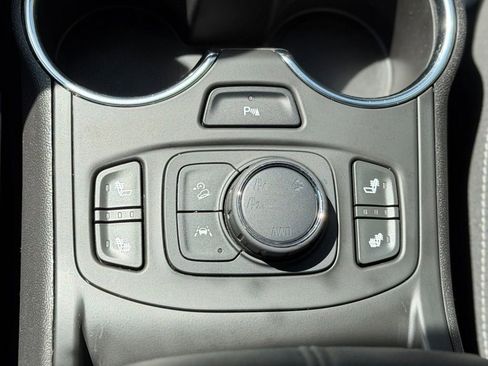 Used 2022 GMC Terrain SLT w/ Infotainment Package II AWD/4WD image 19