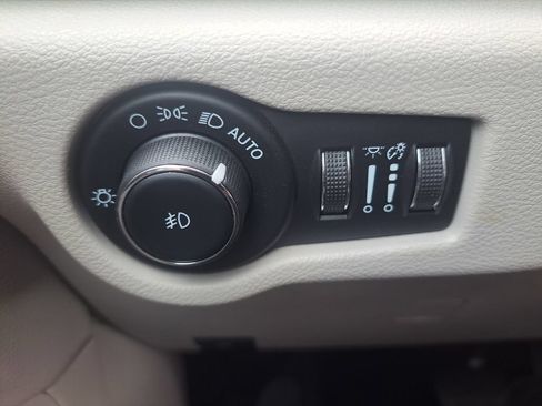 Used 2021 Chrysler Pacifica Touring-L FWD image 21