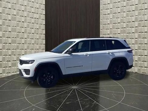 Used 2024 Jeep Grand Cherokee Altitude AWD/4WD image 14