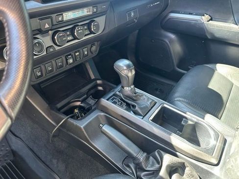 Used 2019 Toyota Tacoma TRD Sport AWD/4WD image 11