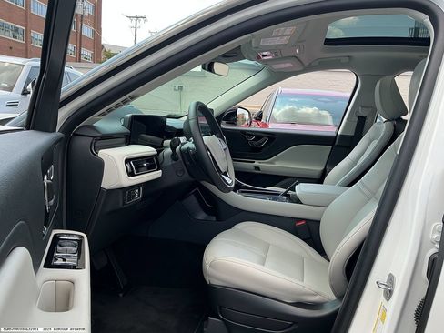 Used 2025 Lincoln Aviator 2WD image 8