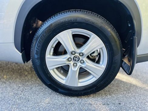 Used 2024 Toyota Highlander LE image 28