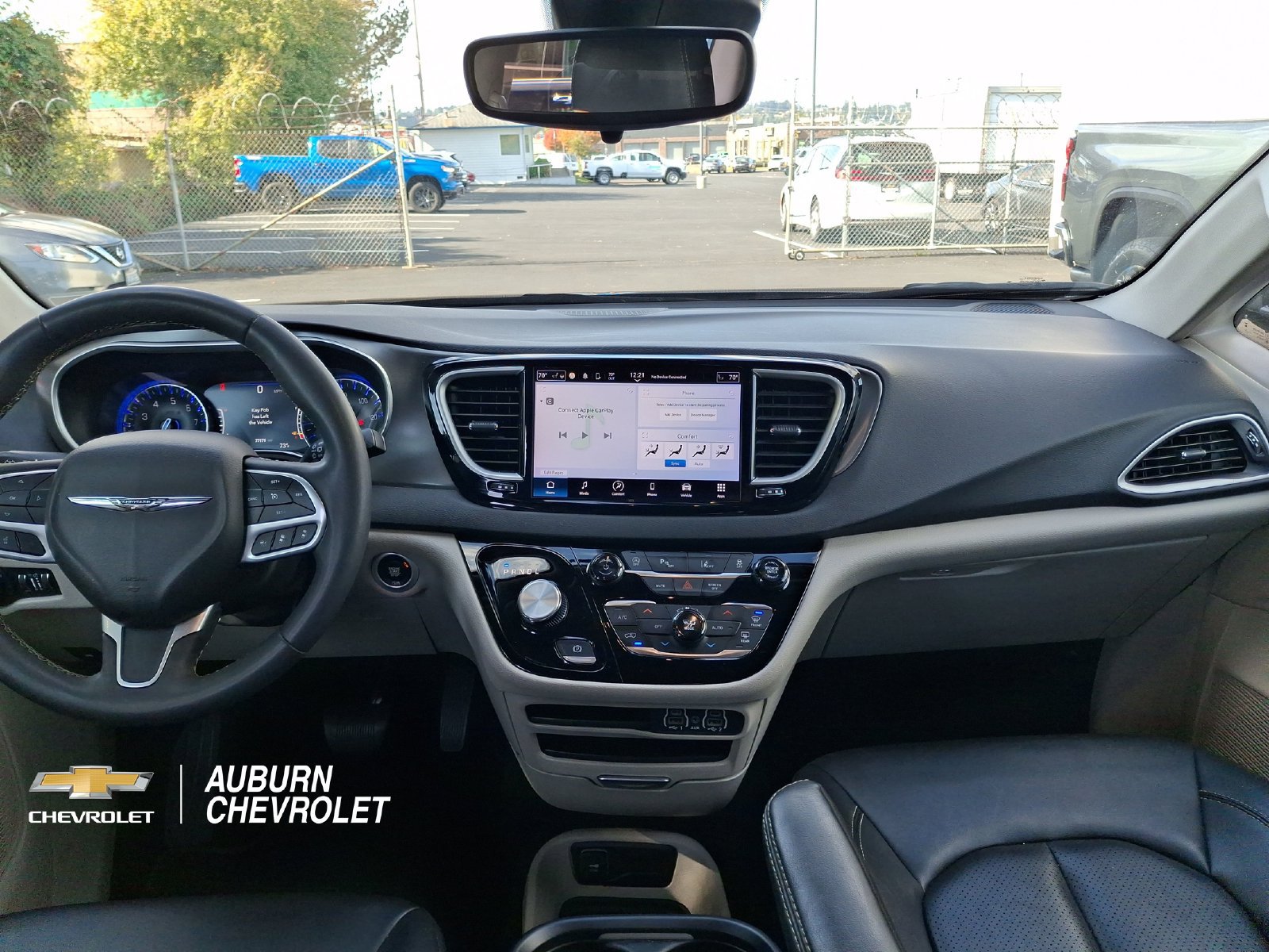 Used 2024 Chrysler Pacifica Touring-L FWD image 4