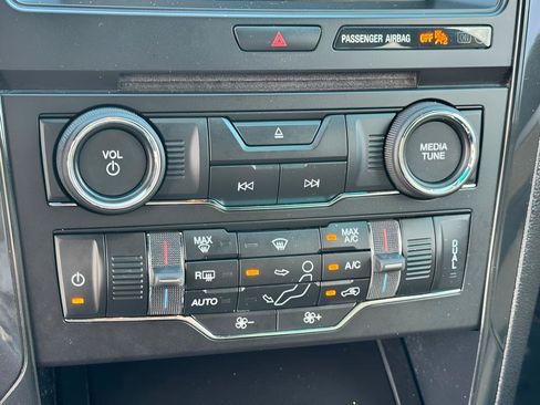 Used 2016 Ford Explorer XLT w/ Equipment Group 201A FWD image 33