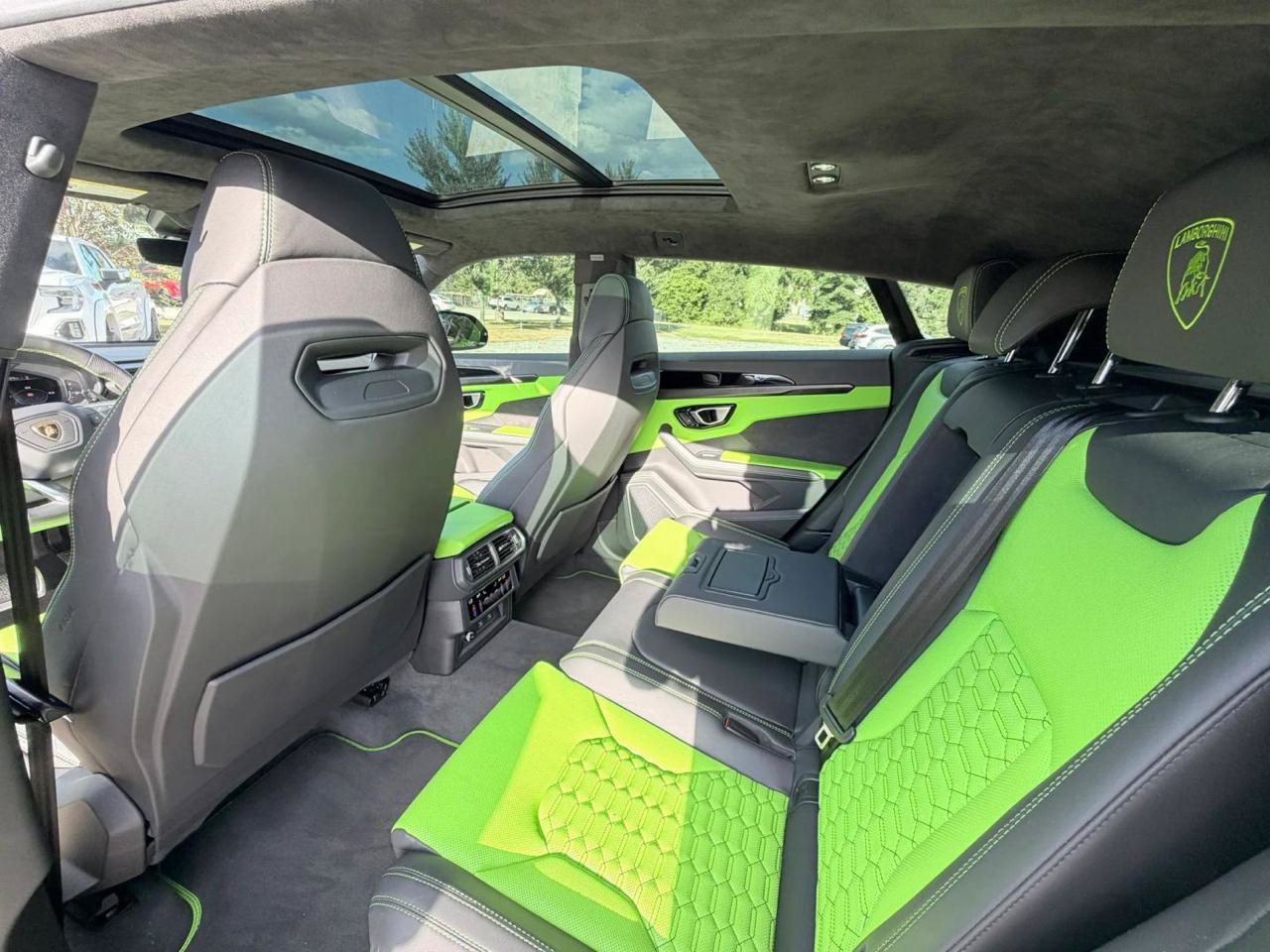 Used 2022 Lamborghini Urus AWD/4WD image 2