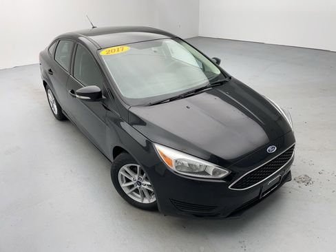 Used 2017 Ford Focus SE image 2