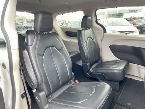 Used 2017 Chrysler Pacifica Touring-L Plus FWD image 16