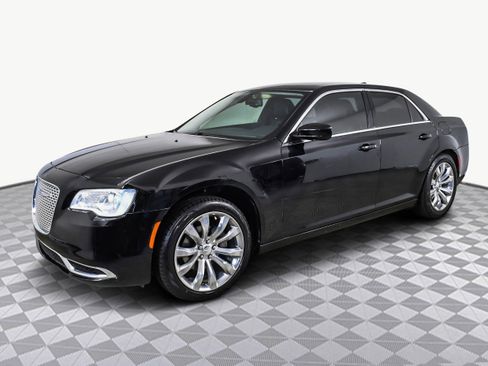 Used 2019 Chrysler 300 Touring L w/ Quick Order Package 22F image 4