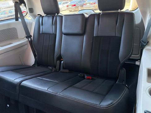 Used 2019 Dodge Grand Caravan SXT FWD image 16