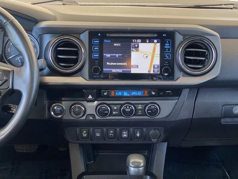 Used 2017 Toyota Tacoma TRD Off-Road w/ Premium & Technology Package AWD/4WD image 29