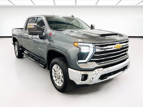Used 2025 Chevrolet Silverado 2500 LTZ w/ LTZ Convenience Package AWD/4WD image 3