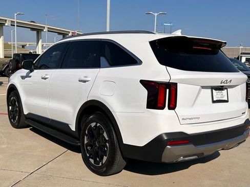 Used 2025 Kia Sorento S image 6