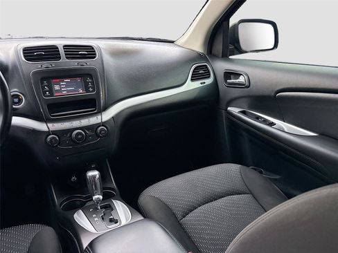 Used 2020 Dodge Journey SE w/ SE Popular Equipment Group FWD image 25