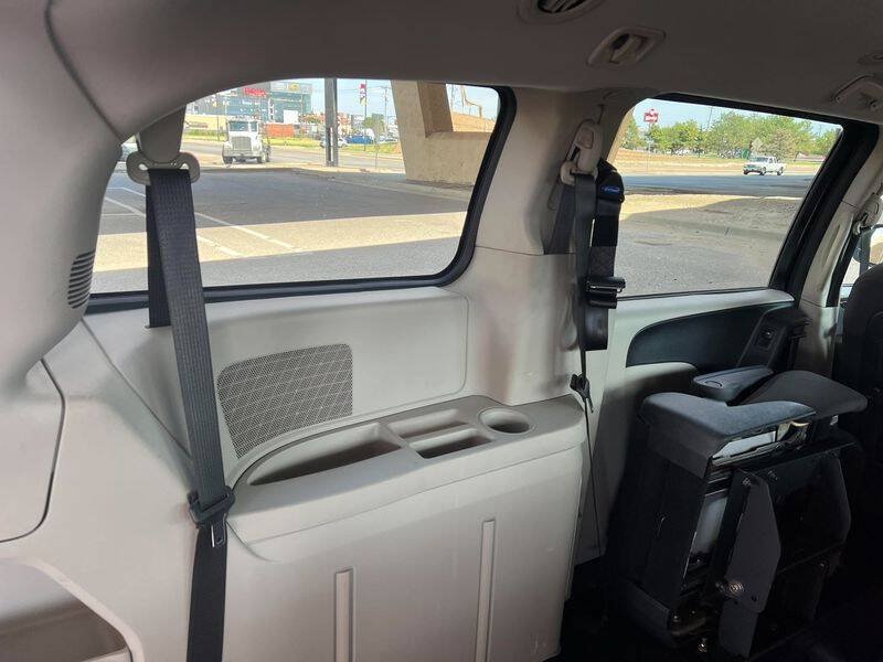 Used 2018 Dodge Grand Caravan SE w/ UConnect Hands-Free Group FWD image 40