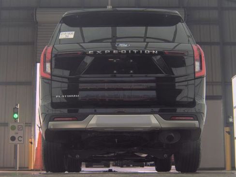 Used 2025 Ford Expedition Platinum image 13