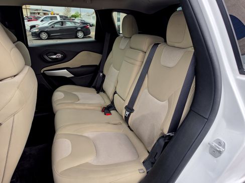 Used 2018 Jeep Cherokee Latitude AWD/4WD image 21