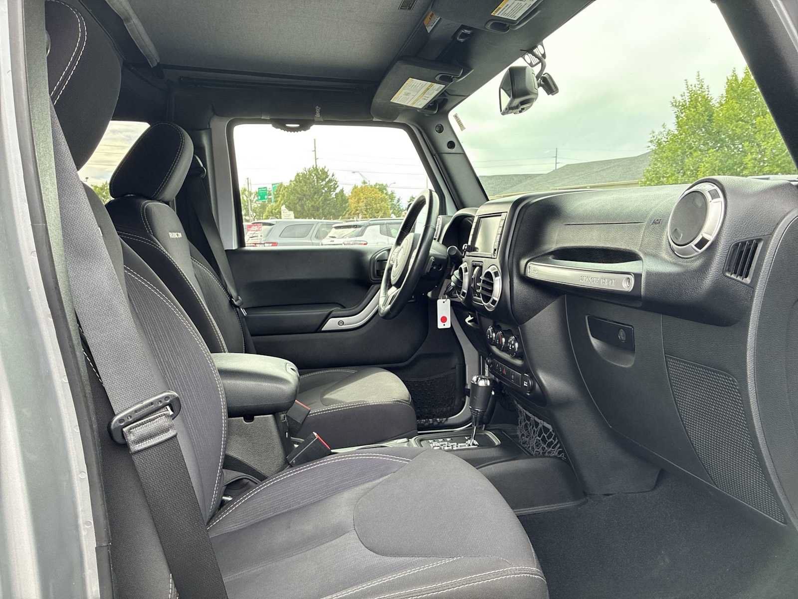 Used 2015 Jeep Wrangler Unlimited Rubicon AWD/4WD image 23