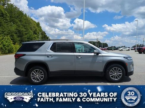 Used 2023 Chevrolet Traverse LT FWD image 3