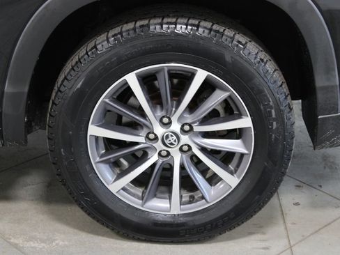 Used 2017 Toyota Highlander XLE image 17