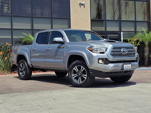 Used 2017 Toyota Tacoma TRD Sport w/ Tow Package RWD image 3