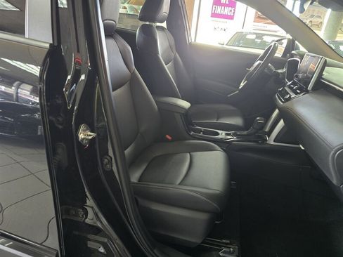 Used 2023 Toyota Corolla Cross XLE w/ Convenience Package AWD/4WD image 15