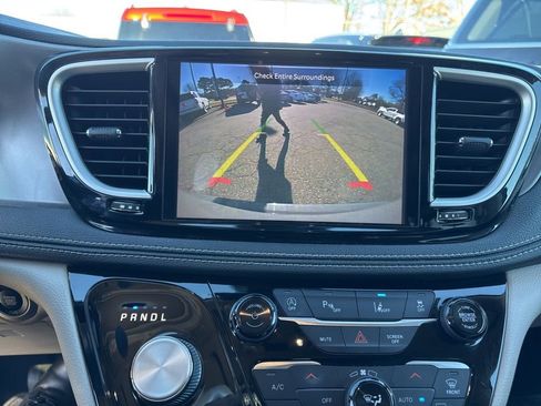 Used 2022 Chrysler Pacifica Touring-L image 39