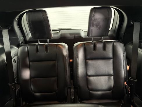 Used 2018 Ford Explorer XLT w/ Equipment Group 202A AWD/4WD image 21