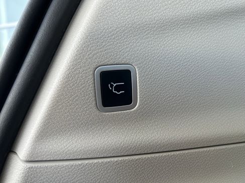 Used 2022 Chrysler Pacifica Limited w/ Uconnect Theater Family Group image 28