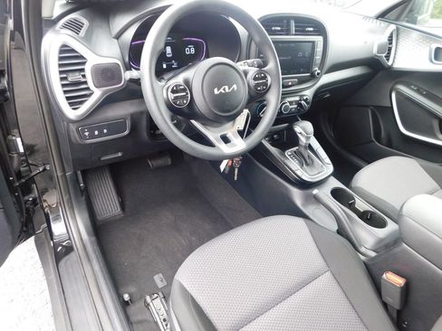 Used 2025 Kia Soul LX w/ LX Technology Package FWD image 13
