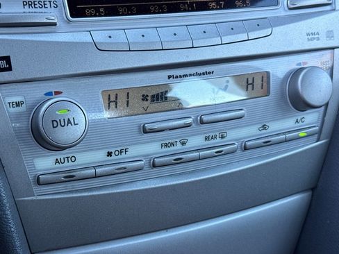 Used 2011 Toyota Camry XLE image 25