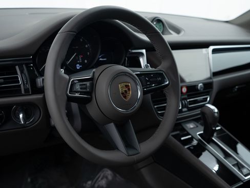 Certified 2025 Porsche Macan image 13