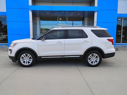 Used 2018 Ford Explorer XLT w/ Equipment Group 202A AWD/4WD image 31