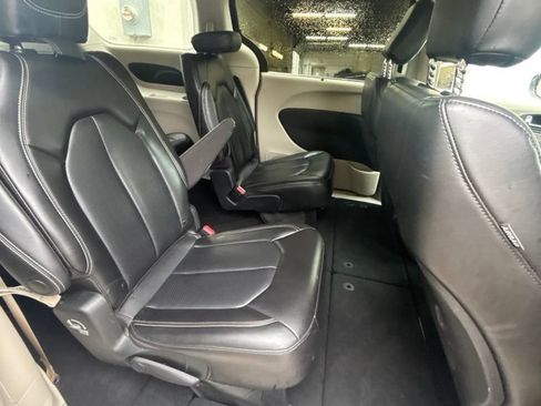 Used 2023 Chrysler Pacifica Touring-L FWD image 21