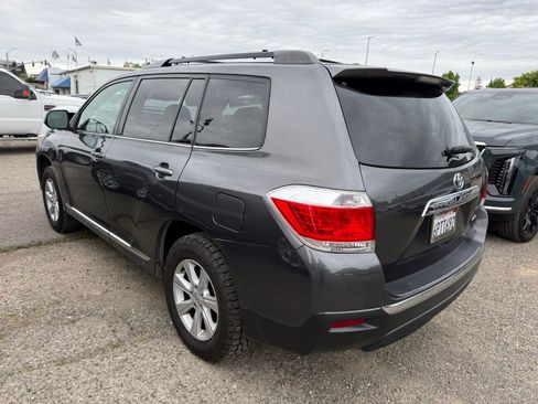 Used 2011 Toyota Highlander SE w/ Tow Pkg image 2