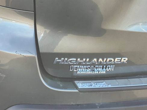 Used 2019 Toyota Highlander LE AWD/4WD image 24