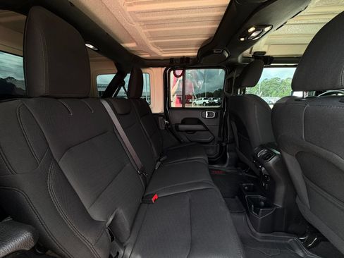 Used 2020 Jeep Wrangler Unlimited Sahara AWD/4WD image 29