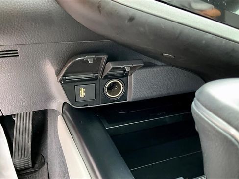Used 2020 Toyota Camry XLE FWD image 31