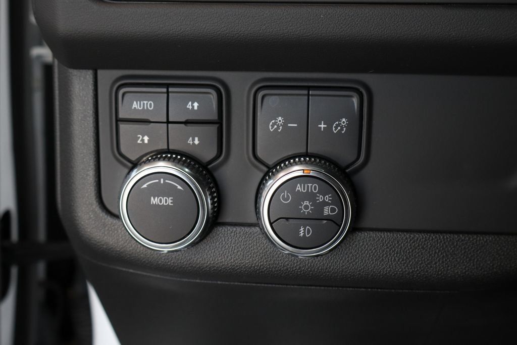 Used 2024 GMC Yukon AT4 w/ Technology Package AWD/4WD image 21