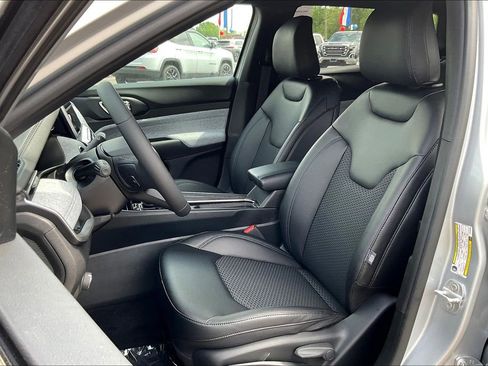 New 2024 Jeep Compass Latitude image 9