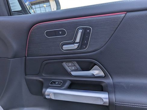 Used 2023 Mercedes-Benz GLB 250 4MATIC image 33