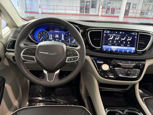 Used 2024 Chrysler Pacifica Limited image 16
