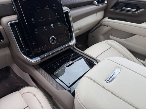 Used 2025 GMC Yukon Denali w/ Sun & Power Step Package AWD/4WD image 18