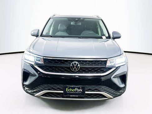 Used 2022 Volkswagen Taos SE FWD image 2